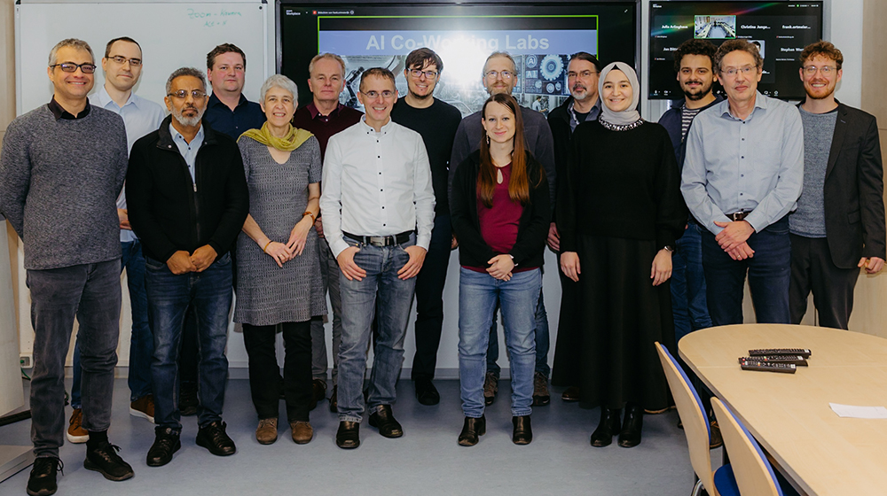 Den Forscherinnen und Forschern aus drei Fakultäten der Universität steht mit dem neuen AI Co-Working Lab ab sofort eine vernetzte Open-Data-Forschungsinfrastruktur mit modernster Technik zur Verfügung.  (Foto: AI Co-Working Lab)